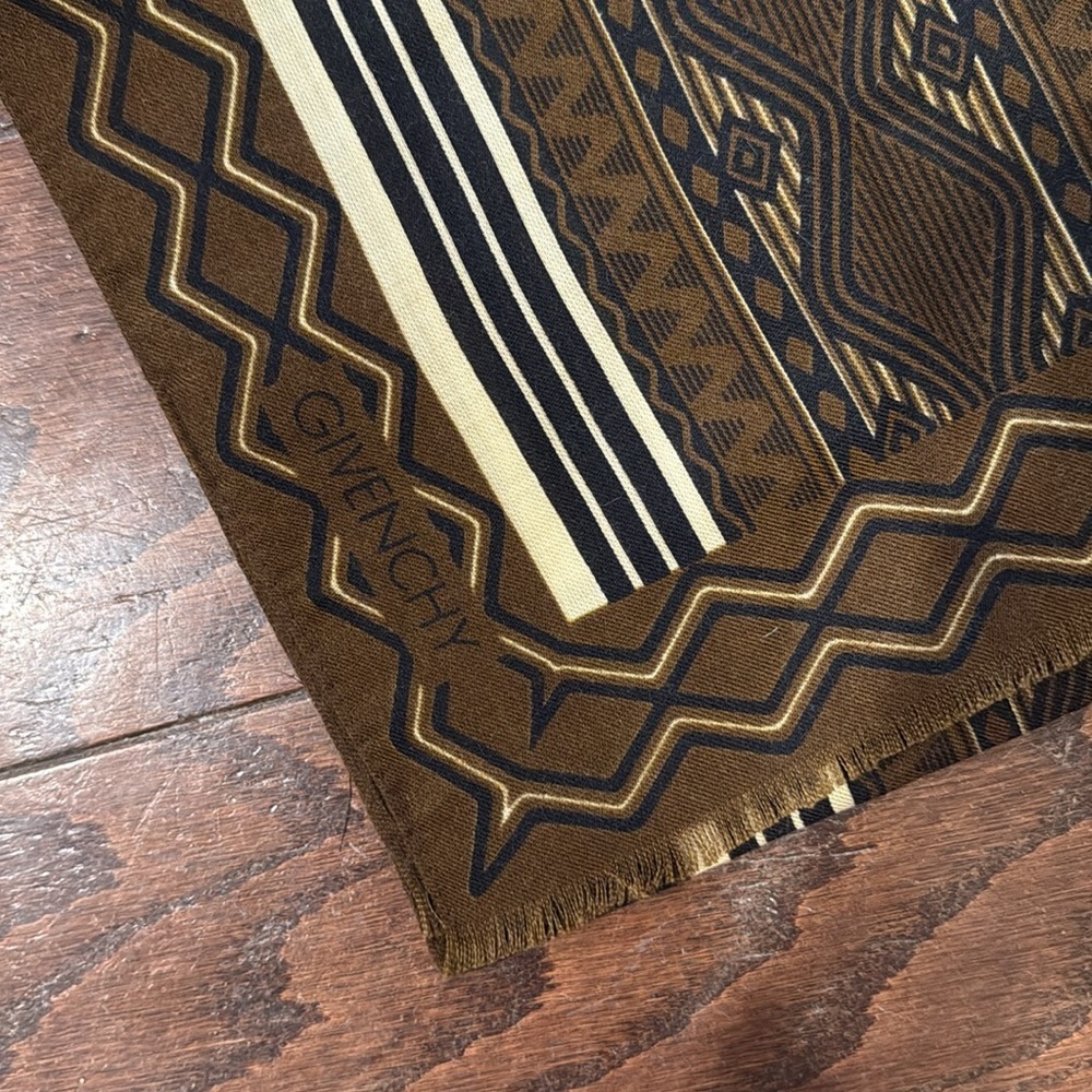 Givenchy scarf - Picture 3 of 7